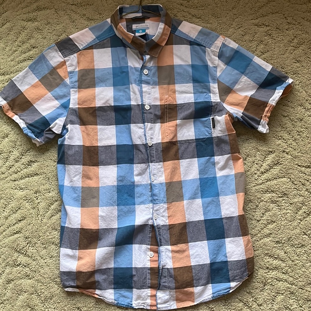 Mens Columbia cotton button down short sleeve dress shirt. Size Medium